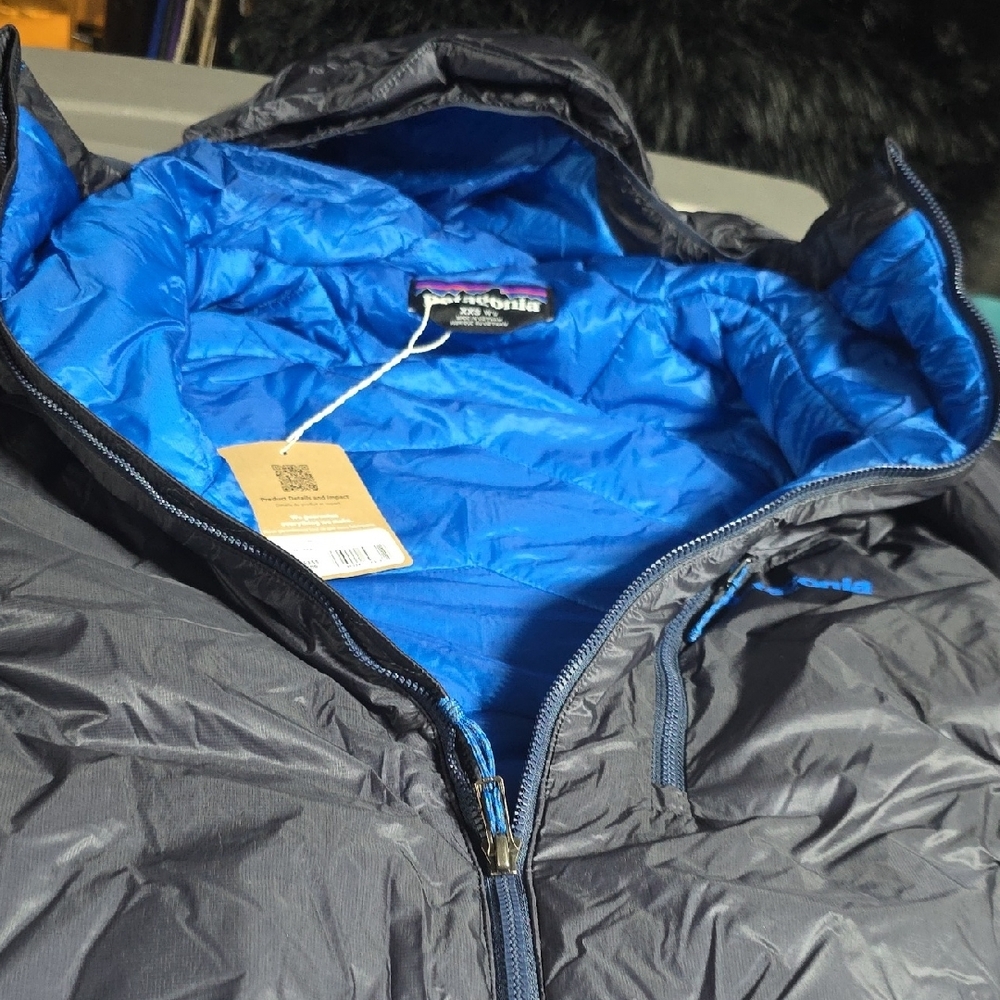 Women's Patagonia DAS Navy Parka with Blue Accents - Picture 7 of 8